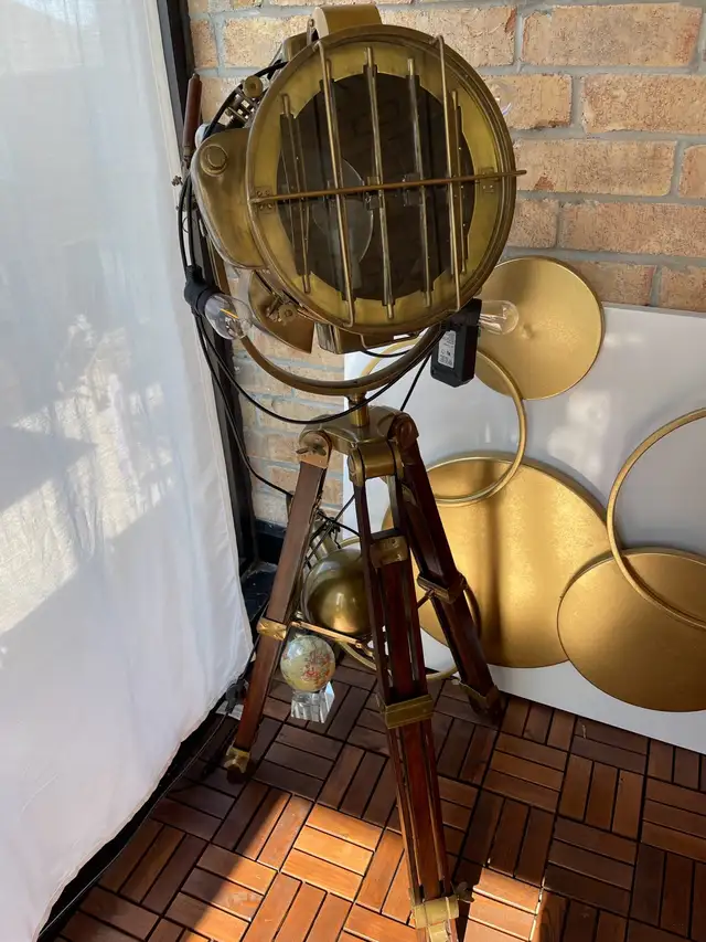 accent Brass Floor lamps in Indoor Lighting & Fans in Markham / York Region - Image 2