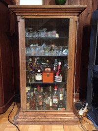 Antique Liquor Cabinet -- Armoire à alcool Antique
