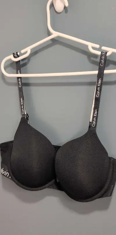 This is a used Calvin Klein bra, offering both comfort and support. It's in good condition, ready fo...