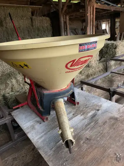 Épandeur à engrais, sable, sel, etc sur pto du tracteur. Fonctionnel, sauf contrôle de la quantité r...