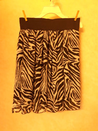 SUZY Shier Skirt EUC - Size Small