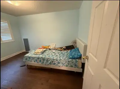 Upstairs bedroom available March 20th or 1st April 2026. Great for a single female or male professio...