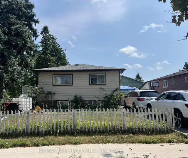 Bright 5-Bed Bungalow – Finished Basement Apt, 6-Car Driveway in Houses for Sale in City of Toronto - Image 2