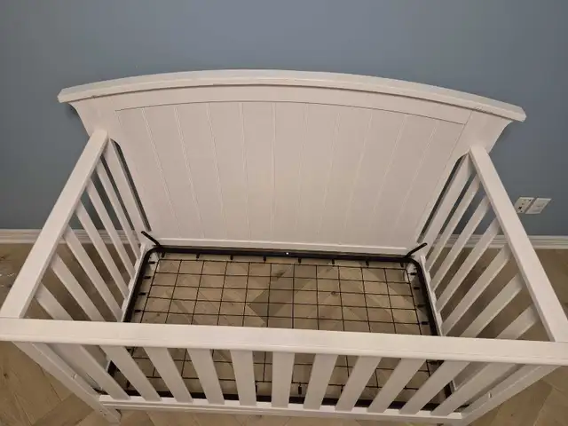 ChildCraft 4 in 1 crib, will through in free cloths in Cribs in London - Image 4
