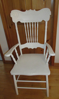 Chaise antique blanche sculptée au dossier