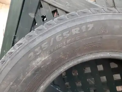 2 pneus Michelin hiver à vendre. Usure de la semelle approx 5-6/32. Aucune crevaison, en bonne condi...