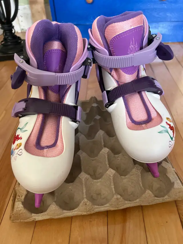 12y-2 adjustable skates and helmet in Skates & Blades in Ottawa - Image 6