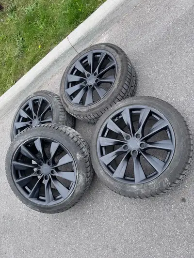235/45/18 Tesla Model 3 winter tires 5x114.3 on alloy rims I have a set of 18 inch ovation snow tire...