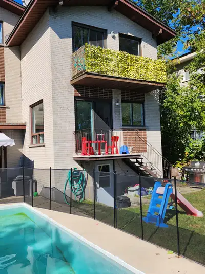 Bord de l'eau grand 4 1/2 aire ouverte, rénové Tres tranquille, stationnement privé.