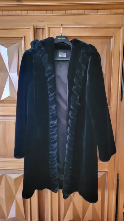 Manteau Noir Fausse Fourrure avec Capuchon – Taille 9/10, View more