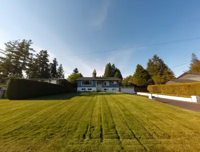 Panorama Ridge house with suite and ocean view!