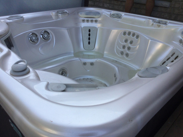 Hot Springs Hot Tub in Hot Tubs & Pools in Sarnia - Image 3