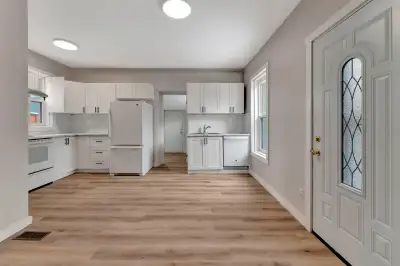 Main Floor Duplex Unit, 2 Beb 1 Bath, New Kitchen, Sept. 1st