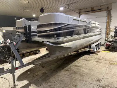 2006 25ft pontoon totally redone this is a new boat with 115hp etec - Continental aluminum trailer t...