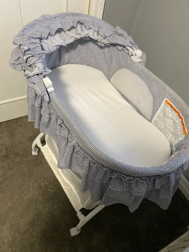 Baby bassinet in Cribs in Mississauga / Peel Region - Image 5