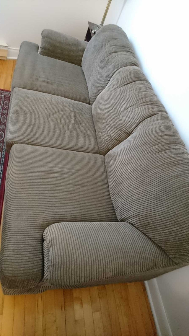 Free couch with pouf dans Objets gratuits  à Ville de Montréal - Image 2