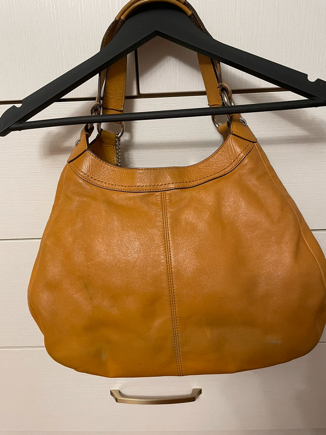 Coach Leather Purse in Women's - Bags & Wallets in Mississauga / Peel Region - Image 2