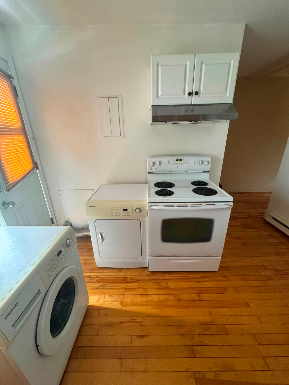 Beau 3 ½ rénové – Wi-Fi, électros et laveuse/sécheuse inclus — photo 2