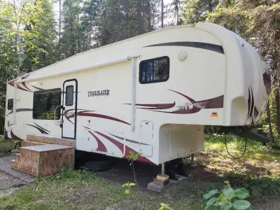 28ft 7 Trailblazer 5th wheel, by Thor, aluminum frame, winter package, 2 pop-outs. Great shape, ligh...