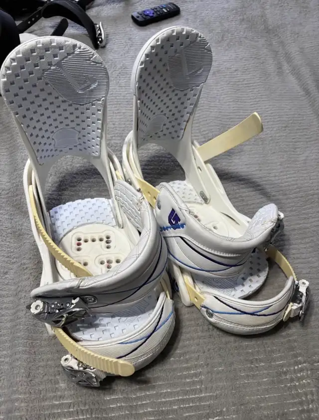 woman’s Burton Citizens Bindings  in Snowboard in Red Deer - Image 2