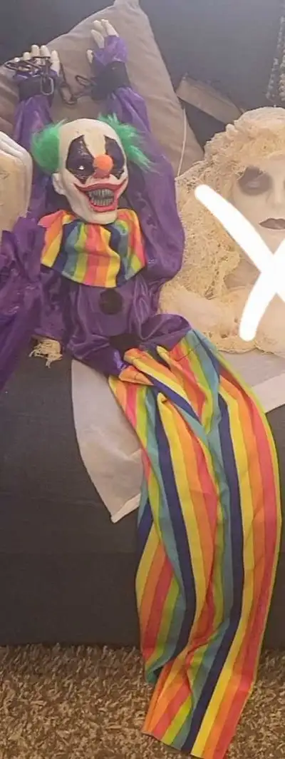 Animatronic hanging clown (battery operated)