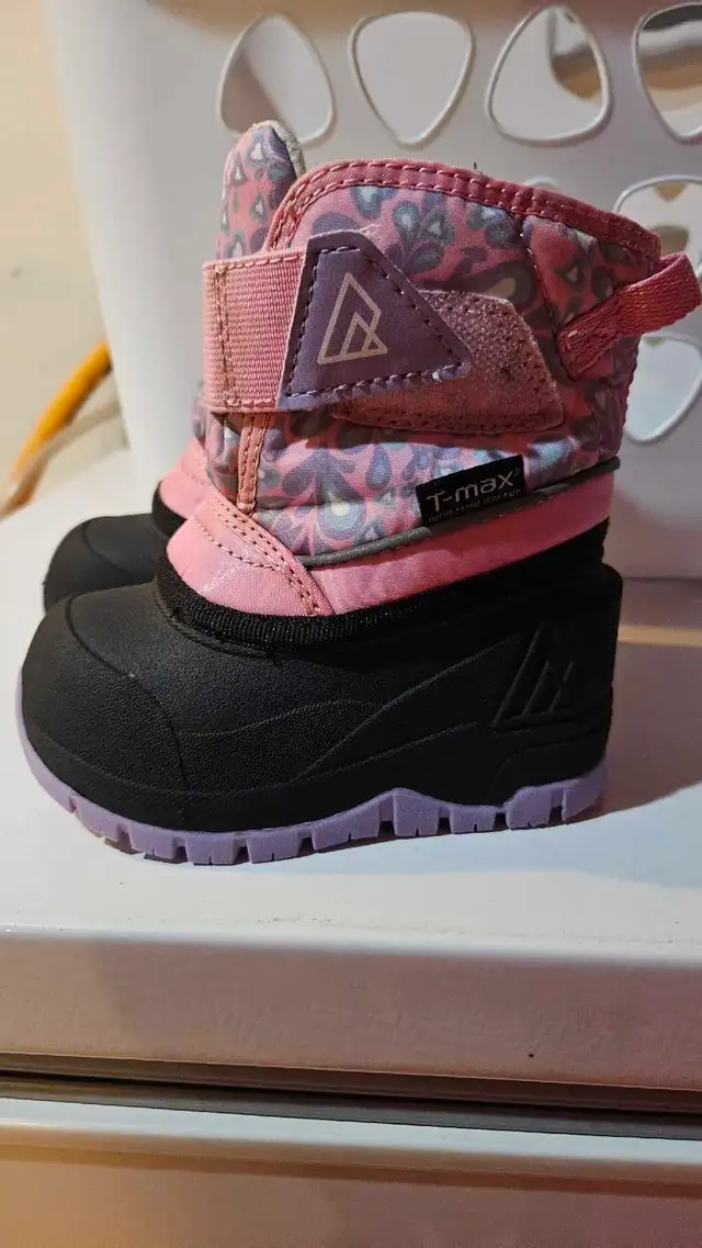 Toddler Snow boots Size 6 in Clothing - 2T in Kitchener / Waterloo - Image 6