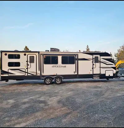 Double Slides. 4 Captains chairs. Dual batteries. 4 rear bunks. Brand new condition, only used once.