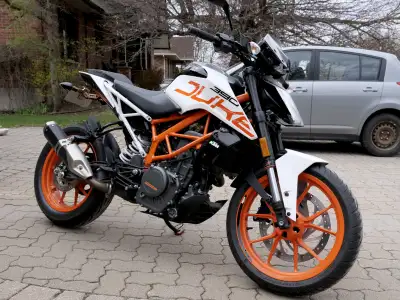 Moto KTM Duke 390 en impeccable condition. Pneus Bridgestone Battlax Sport Touring T32 totalement ne...