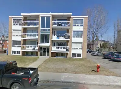 Très grande logement rénové complet au 2e étage, non meublé, non-éclairé, chauffage et une place de...