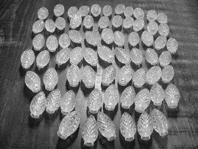 450-372-9464 Lot de 66 réflecteurs pour ampoules de Noël, C9, couleur transparent. Tout pour $5.
