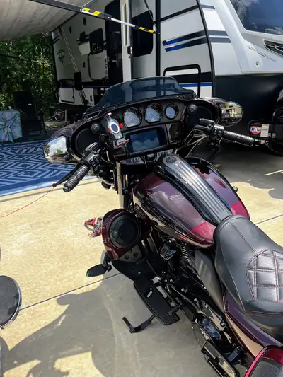 Moto Harley 2019 CVO 16000kilo état shooroom vient tout juste de recevoir un super polissage chez Ha...