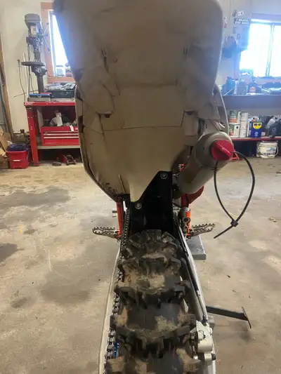 Ktm 250 sx. 85 hours. Suspension was rebuilt by mp1 suspension. Fresh sprocket. Fresh Mx14 rear tire...