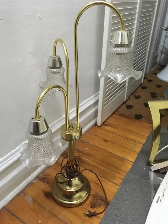 Mid Century clear Murano Tulip Flower 3-head Table Lamp -$150 Ca in Indoor Lighting & Fans in City of Montréal - Image 5