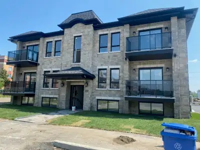 Logement luxueux et spacieux, construction récente. ** Borne Électrique ** Au demi-sous-sol ** Un st...