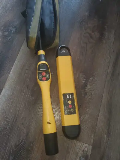 This used line locating gear is in good working condition, ready to help you pinpoint those hidden l...