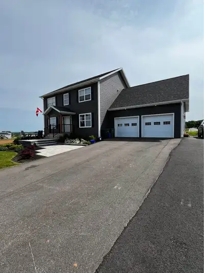 Beautiful Two-Storey Home in Sought-After Clearview Estates Welcome to this well-appointed tradition...