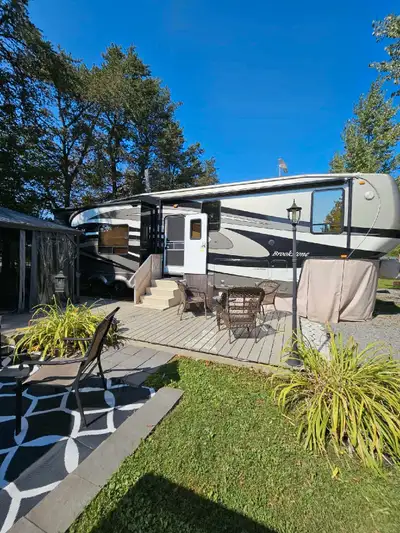 Superbe Fifth wheel Brookstone 2011 345s à vendre au Camping Lac-aux-Sables, sur le site saisonnier...