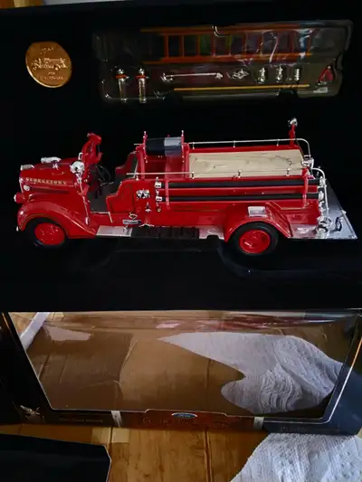Ensemble de 3 camions de pompiers réplique exacte des années. Description complète sur les boîtes, a...