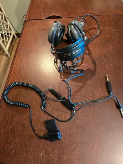 Pilots headset, excellent condition, like new. contact:Reg 403-630-1466 or Email rgoebel053@hotmail....