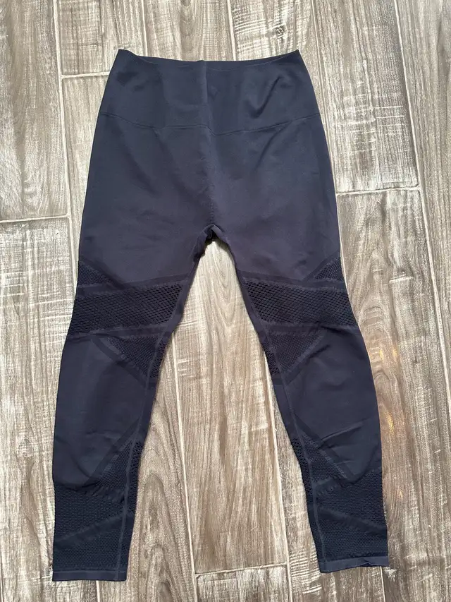 Women’s Medium Leggings  in Women's - Bottoms in Mississauga / Peel Region - Image 2