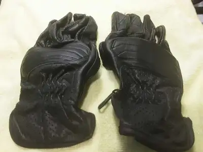 Item as title states...light weight gloves...pristine condition ....3 blocks from Runnymede subway.....