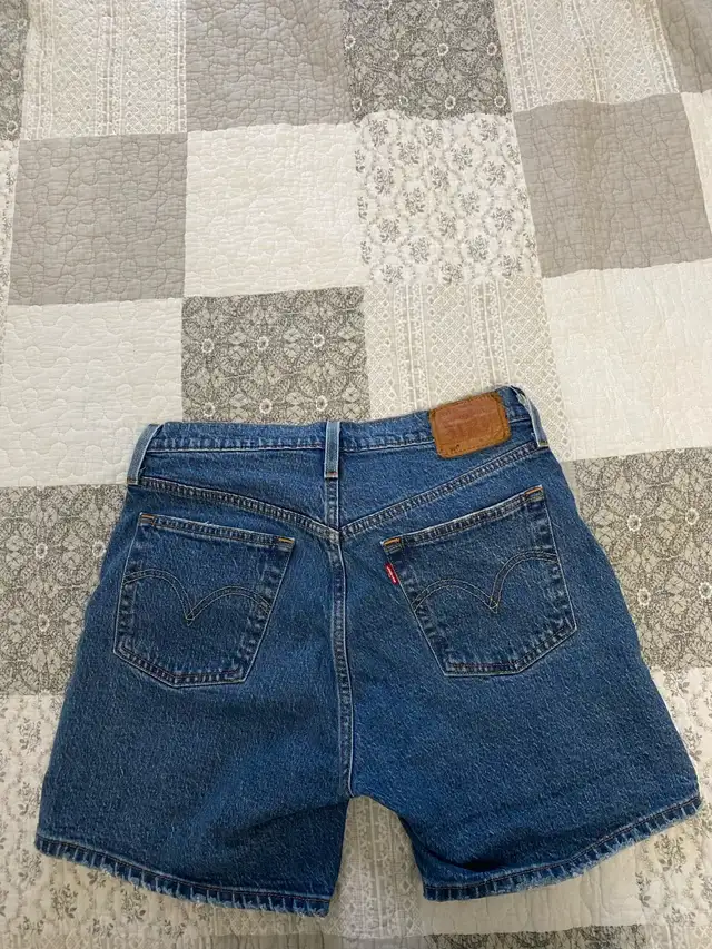 Levi Woman Shorts in Women's - Bottoms in City of Toronto - Image 5