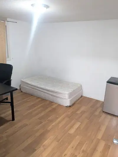 Move in today! long or short term, Walkley/Albion. all inclusive -Master bedrooms on the 2nd floor a...