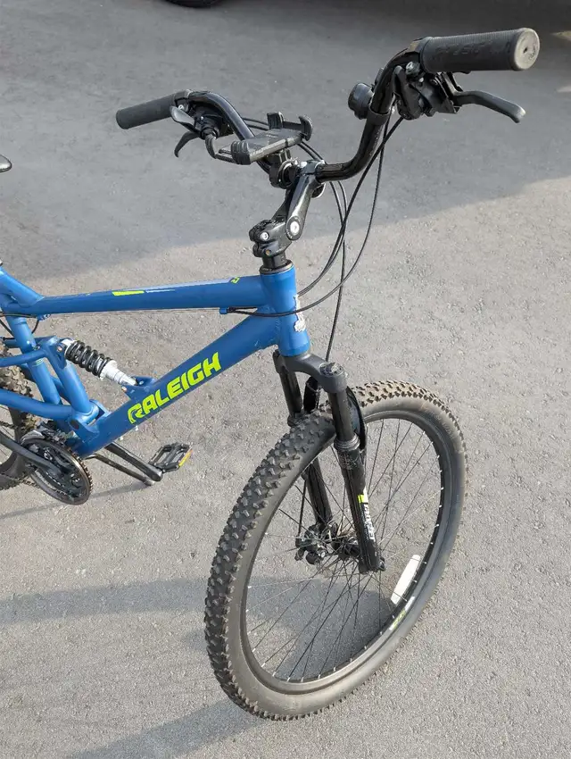Raleigh Transfer 27.5" Mountain Bike in Mountain in Ottawa - Image 3