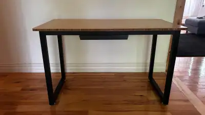 Table de travail Herman Miller. Surface Bambou résistant à l'usure, polymérisé aux UV. Structure en...