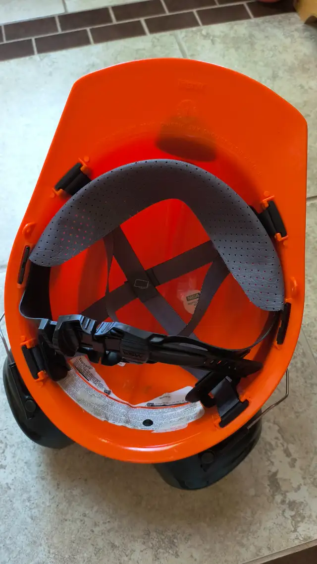 Casque de protection Topgard MSA avec coquille anti-bruit in Multi-item in City of Montréal - Image 4