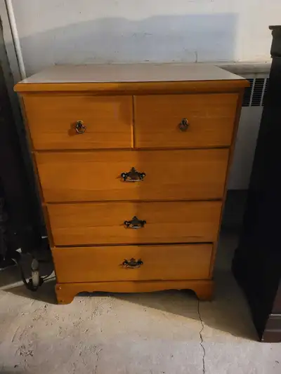 Commode en bois teint clair en excellent état. Ce meuble est présentement entreposé dans notre garag...