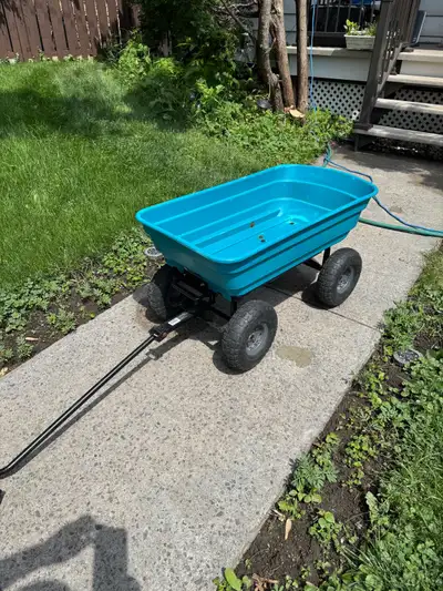 Chariot Yard Machines en très bonne état. 2 roues dégonflent