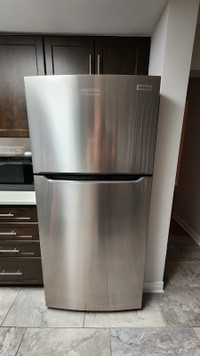 Like New - Stainless 30" Frigidaire Top Freezer Fridge