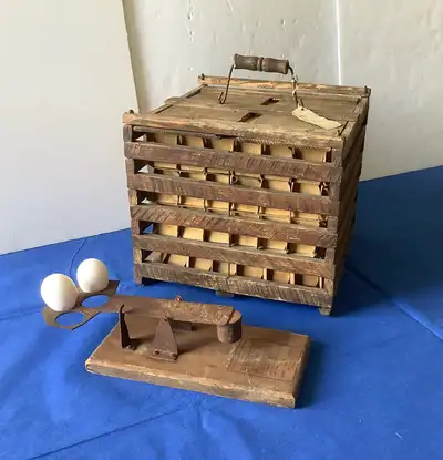 BOÎTE À ŒUFS ( pour 144 œufs ) + BALANCE À ŒUFS ( Vintage ) , View more